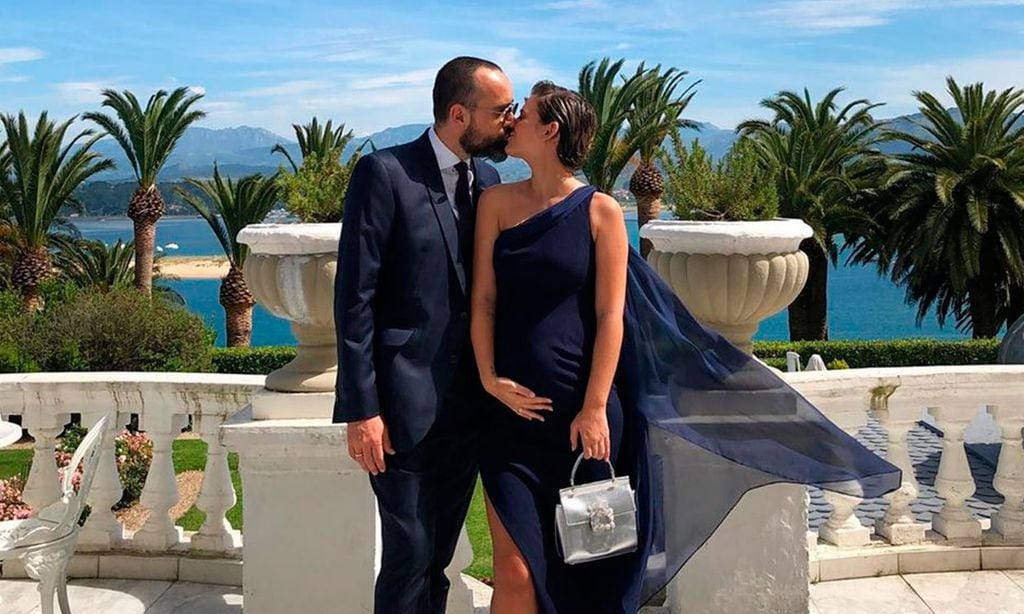 Laura Escanes firma el perfecto look de invitada premamá gracias a... ¡Meghan Markle!