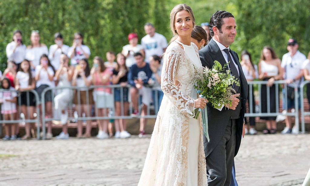 El detalle que ha unido, 4 años después, los looks de novia de María Pombo y Eva González