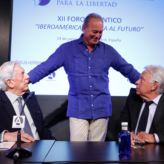 La charla de Bertín Osborne, Mario Vargas Llosa y Felipe González con unas espectadoras de excepción