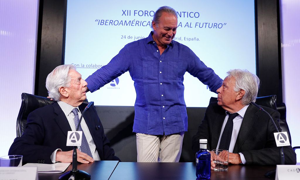 La charla de Bertín Osborne, Mario Vargas Llosa y Felipe González con unas espectadoras de excepción