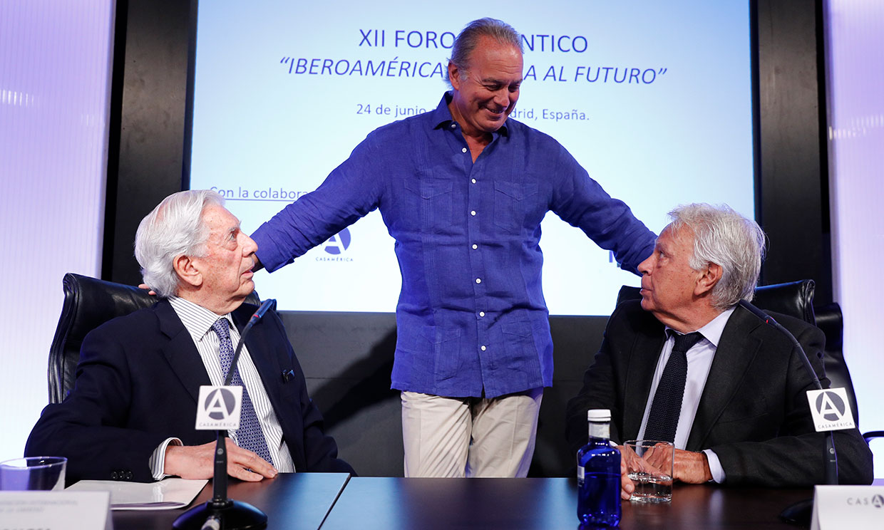 La charla de Bertín Osborne, Mario Vargas Llosa y Felipe González con unas espectadoras de excepción