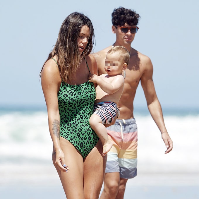 ¡Vacaciones en familia! Laura M. Flores disfruta de las playas de Cádiz con su hijo y su novio