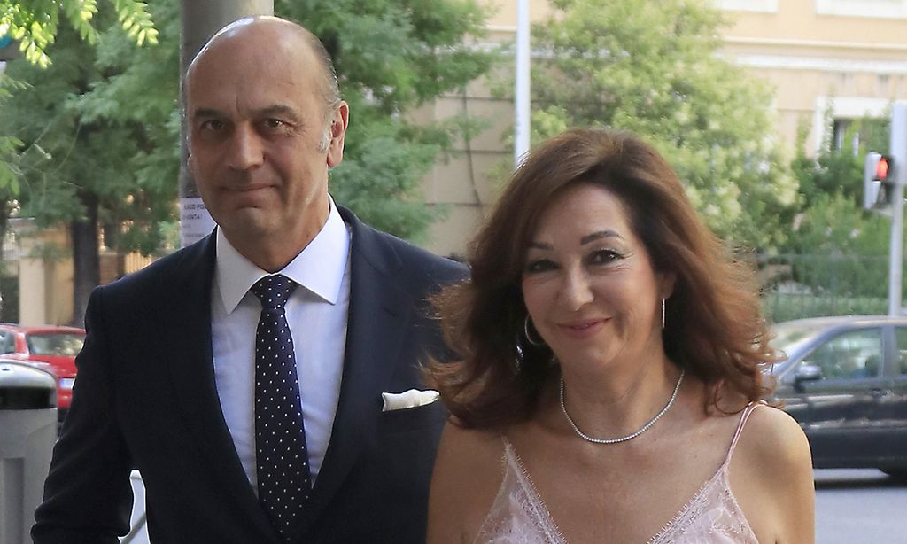 Ana Rosa Quintana comienza sus vacaciones con una boda