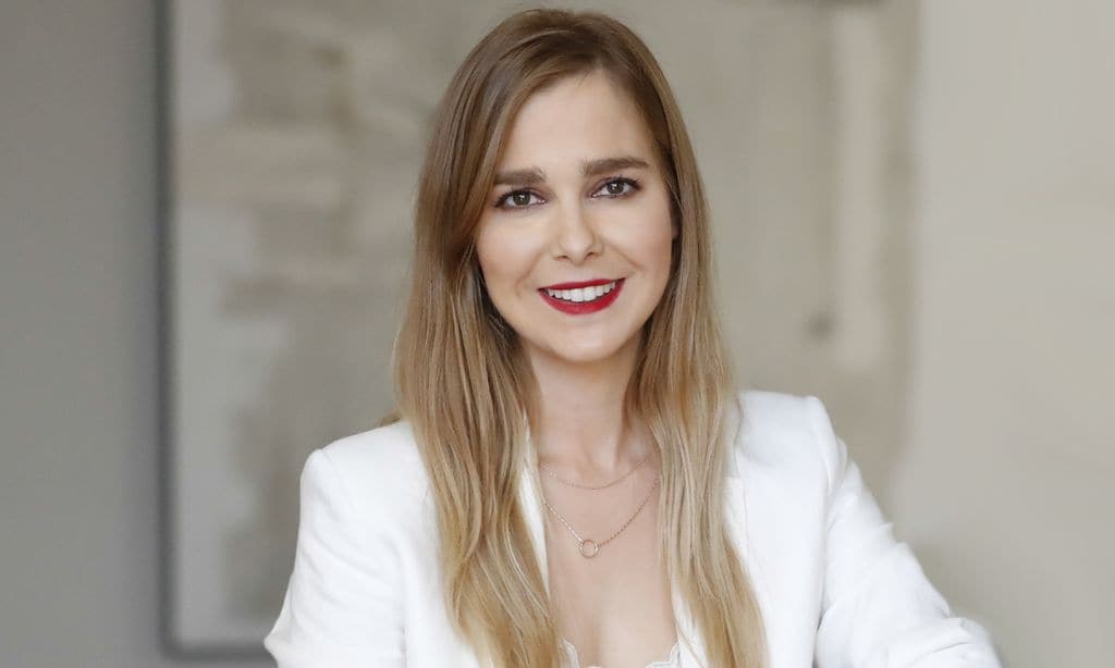 Las vacaciones de Natalia Sánchez con su hija: playa y... ¡muchos pañales!