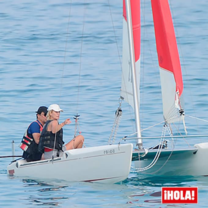 EXCLUSIVA:  Ana Duato presume de tipazo y navega en catamarán por las calas de Ibiza