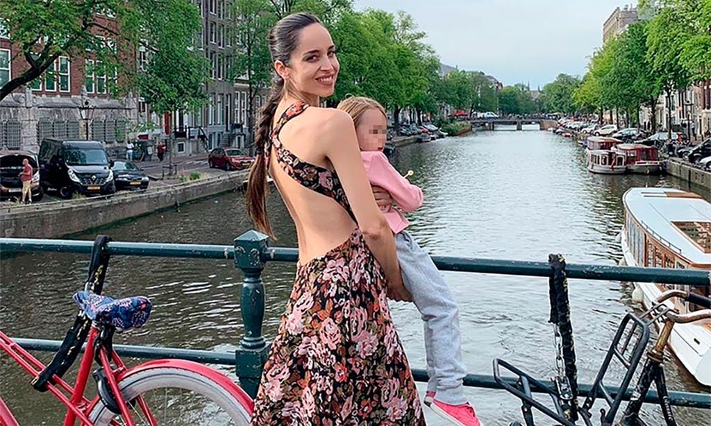 Lorena Van Heerde le enseña muy ilusionada a su hija la ciudad donde nació