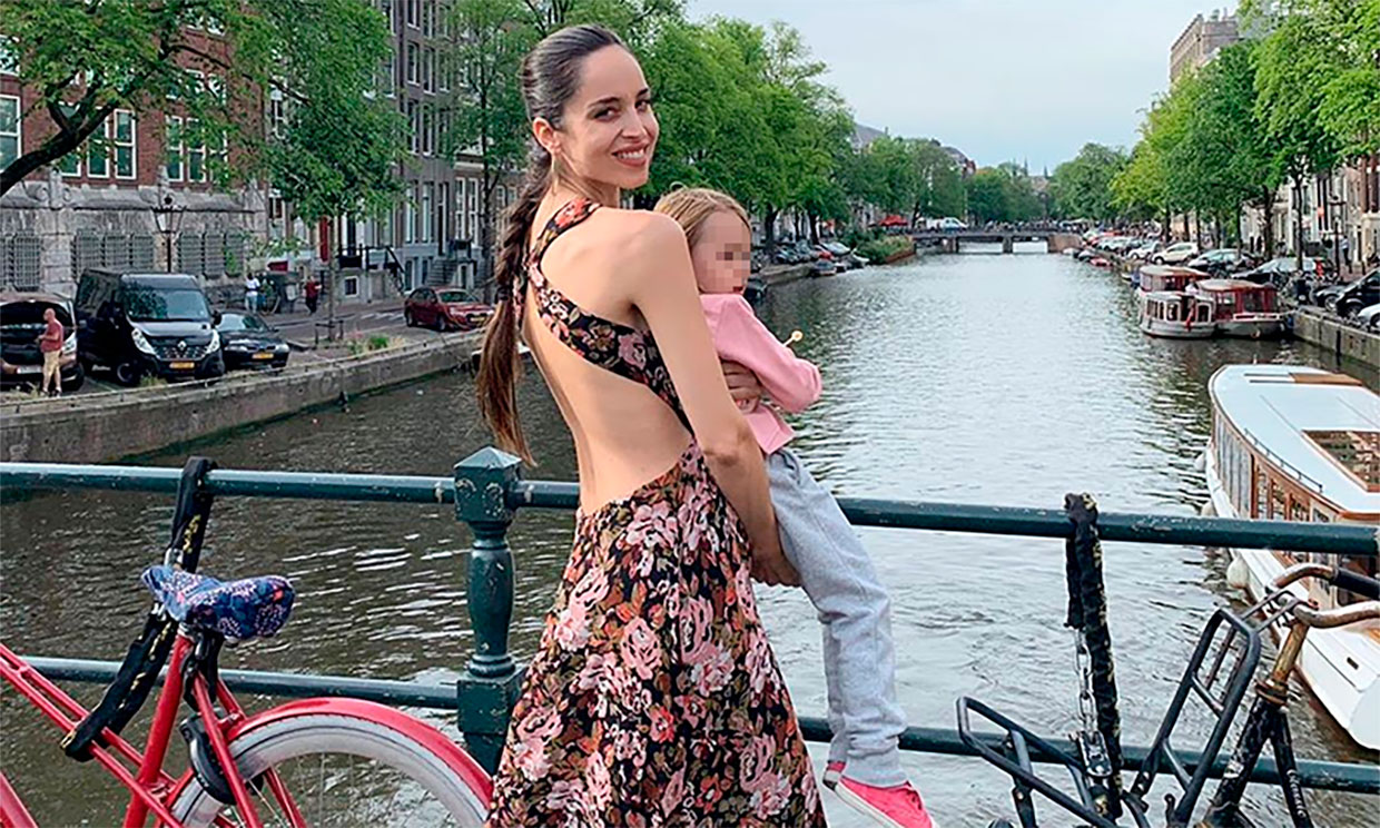 Lorena Van Heerde le enseña muy ilusionada a su hija la ciudad donde nació