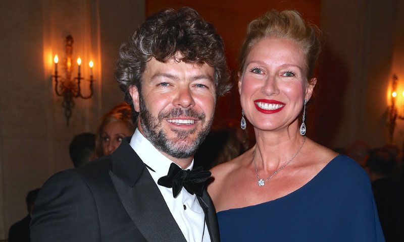 ¡Celebración sorpresa en el camerino! Anne Igartiburu acompaña a su marido tras su 'redondo' éxito
