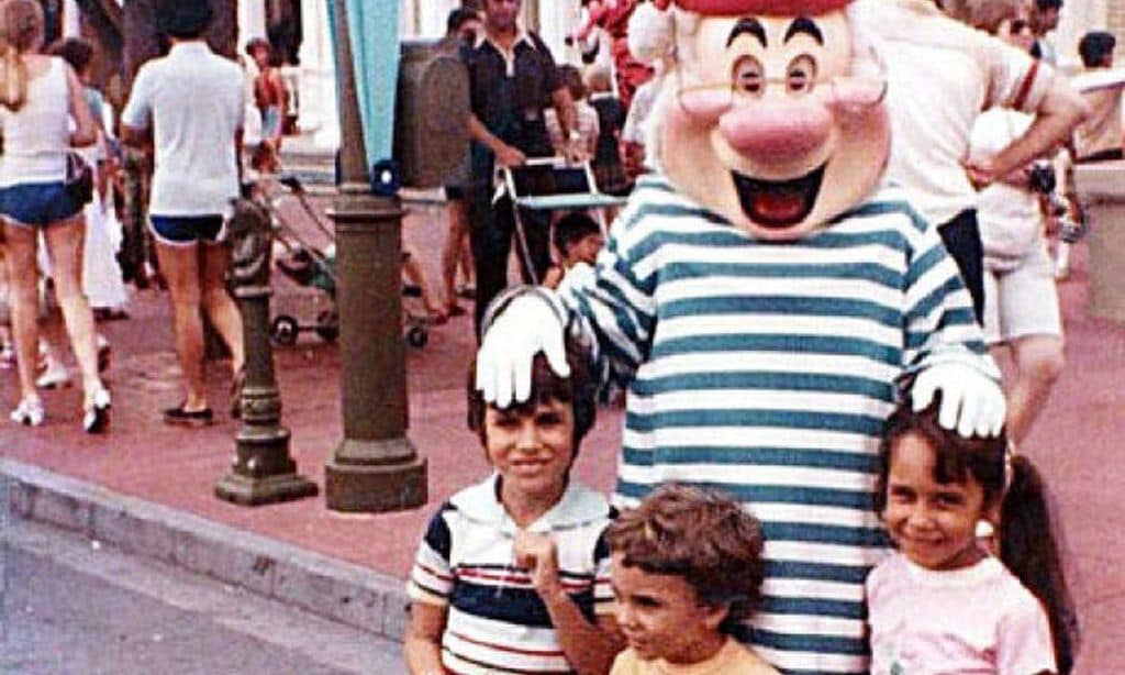 La pareja de prometidos que coincidió en una foto en Disney World cuando eran niños