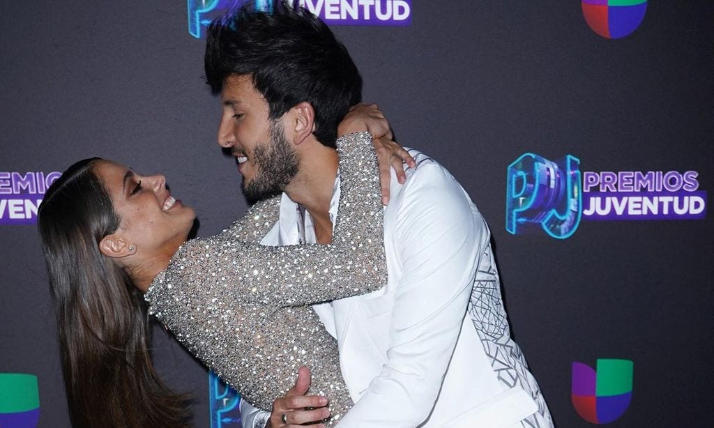 Tini Stoessel y Sebastian Yatra, besos y piropos en los premios Juventud