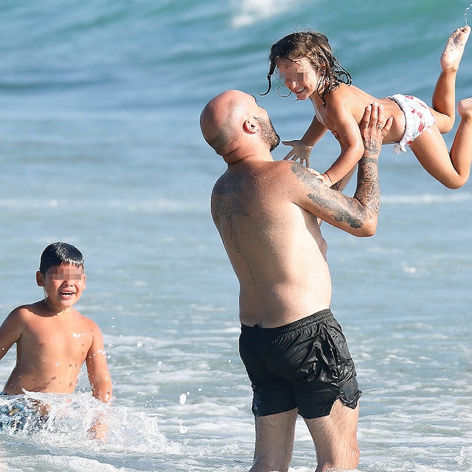 Risas, juegos... Kiko Rivera, muy cariñoso con sus hijos y su sobrino en la playa