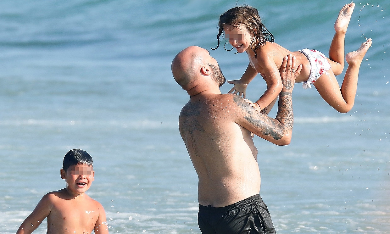 Kiko Rivera, muy cariñoso con sus hijos y su sobrino en la playa