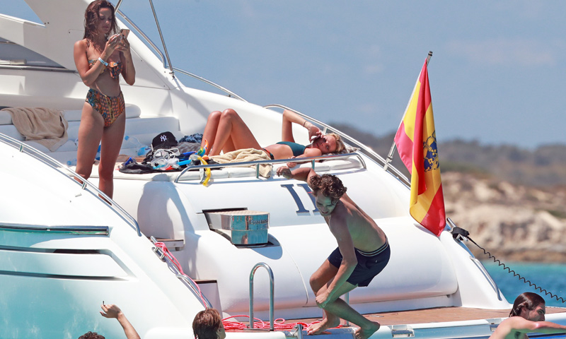 EXCLUSIVA: Pepe Barroso Jr. se divierte con sus amigos en aguas de Ibiza