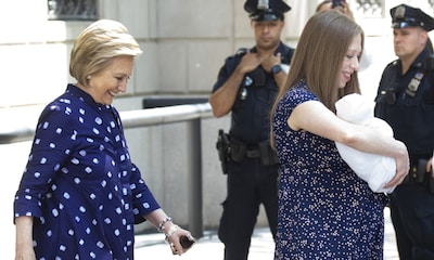 ¡Por fin en casa! Chelsea Clinton abandona el hospital tras dar a luz a su tercer hijo