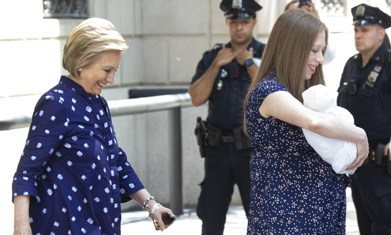 ¡Por fin en casa! Chelsea Clinton abandona el hospital tras dar a luz a su tercer hijo