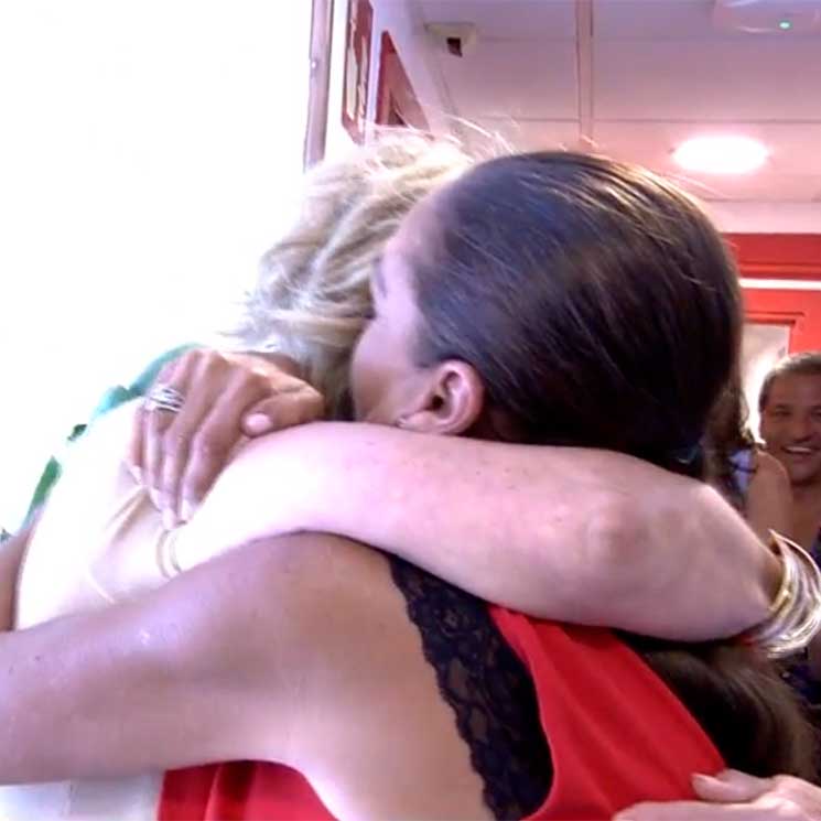 Isabel Pantoja y Mila Ximénez firman la paz en directo con un efusivo abrazo