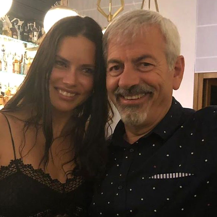 El inesperado encuentro de Carlos Sobera y Adriana Lima en sus vacaciones por Marbella