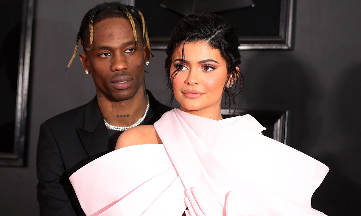 Un 'camino de rosas': Travis Scott transforma la casa de Kylie Jenner con el regalo más romántico