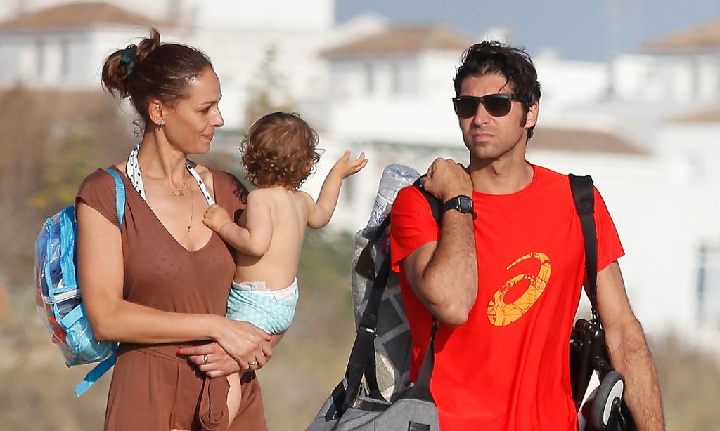Tres mochilas, un carrito de bebé, una silla... El 'kit' playero de Eva González y Cayetano Rivera