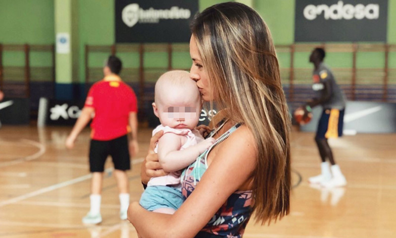 Helen Lindes y la pequeña Aura, las mejores fans de Rudy Fernández