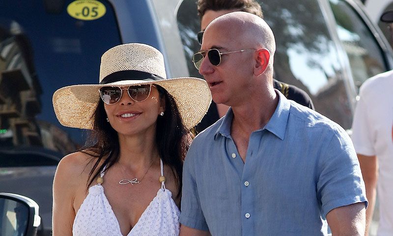 Jeff Bezos surca las aguas de Mallorca con su novia y su grupo de amigos
