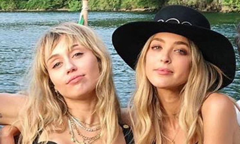 Miley Cyrus vuelve a casa junto a Kaitlynn Carter