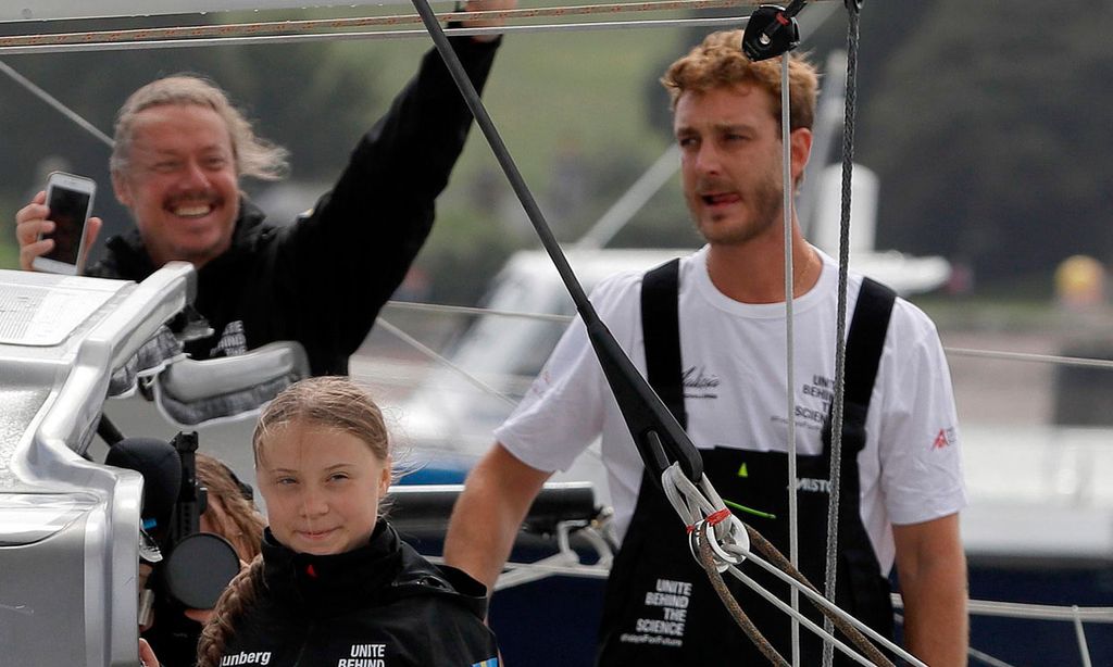 Pierre Casiraghi y Greta Thunberg alcanzan aguas españolas y ven delfines en su primera noche en el mar