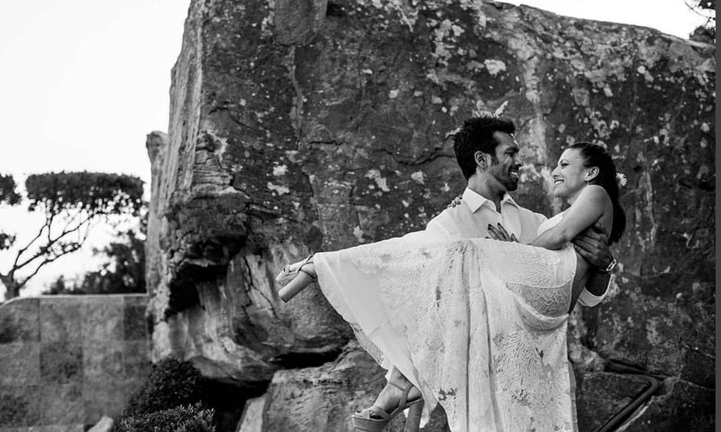 La romántica boda sobre un acantilado de la televisiva Elisa Mouliaá