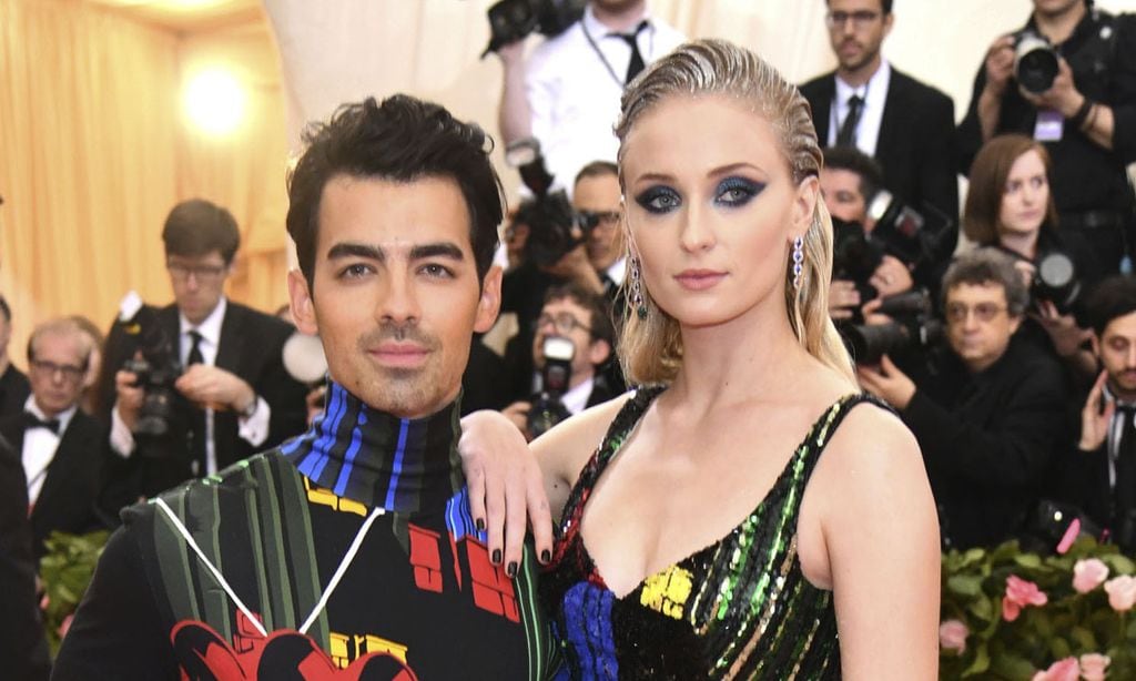 Sophie Turner sorprende a Joe Jonas... ¡con una tarta de cumpleaños en el escenario!
