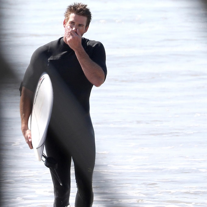 El 'soltero de oro' Liam Hemsworth se refugia en el surf, la familia y los amigos tras su separación
