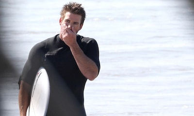 El 'soltero de oro' Liam Hemsworth se refugia en el surf, la familia y los amigos tras su separación