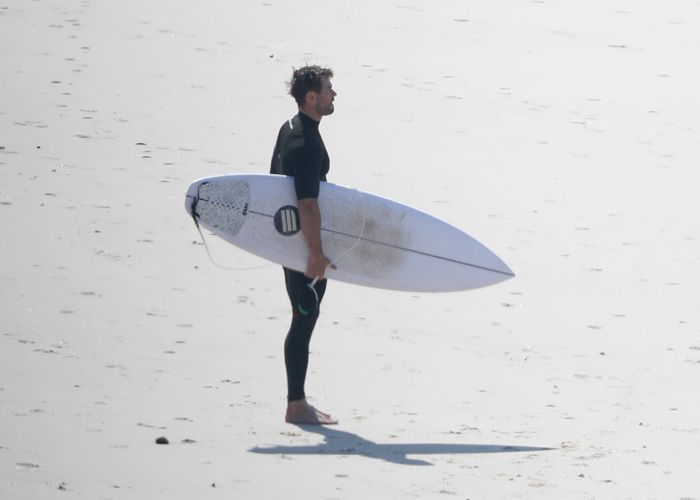 A Liam Hemsworth piace molto fare surf a Byron Bay