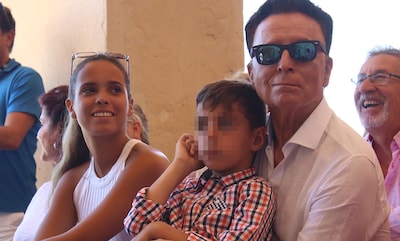 Gloria Camila reaparece, arropada por su familia, pero mantiene su silencio