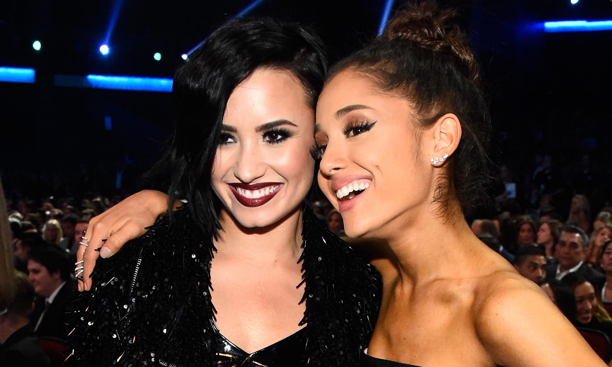 Tras un año complicado, Demi Lovato sopla 27 velas junto a Ariana Grande