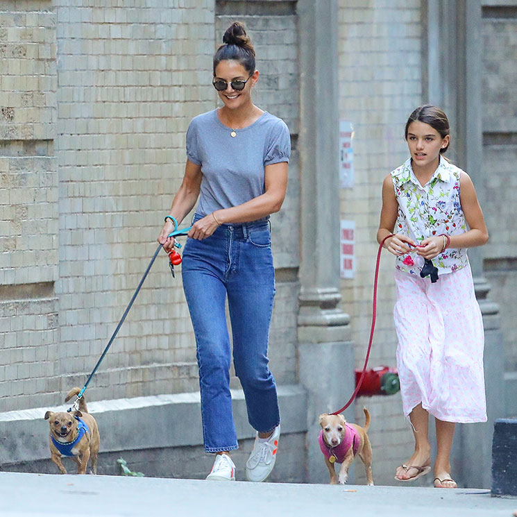 Katie Holmes sonríe junto a su hija Suri en su primera aparición tras conocerse su ruptura con Jamie Foxx