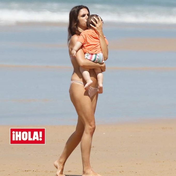 PRIMICIA: Un novio acróbata y un bebé 'constructor', Elena Furiase y su entretenido día en la playa