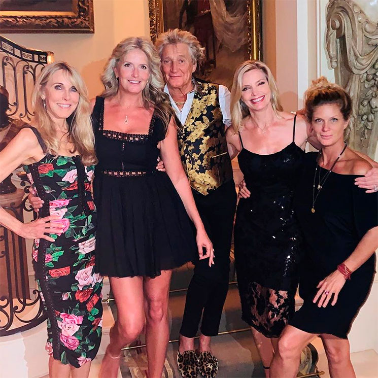 La curiosa instantánea de Rod Stewart junto a cuatro mujeres de su vida con las que ha tenido siete hijos