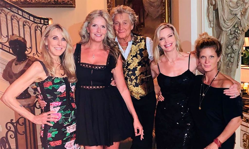 La curiosa instantánea de Rod Stewart junto a cuatro mujeres de su vida con las que ha tenido siete hijos