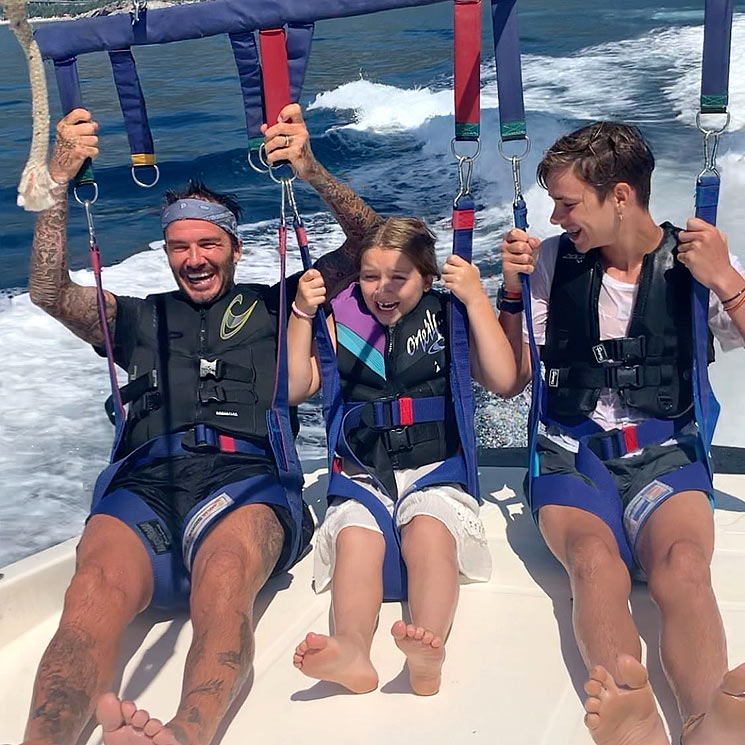 La divertida reacción de Harper Beckham haciendo 'parasailing'