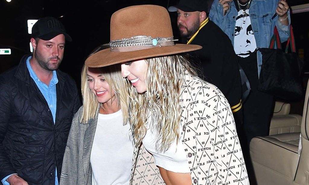 Miley Cyrus se apoya en Kaitlynn Carter en su vuelta a los escenarios tras su divorcio