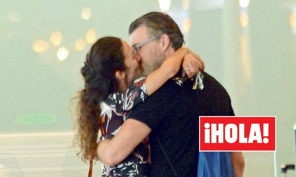 En ¡HOLA!, Telma Ortiz y Robert Gavin Bonnar, nuevas y apasionadas imágenes en su despedida del verano