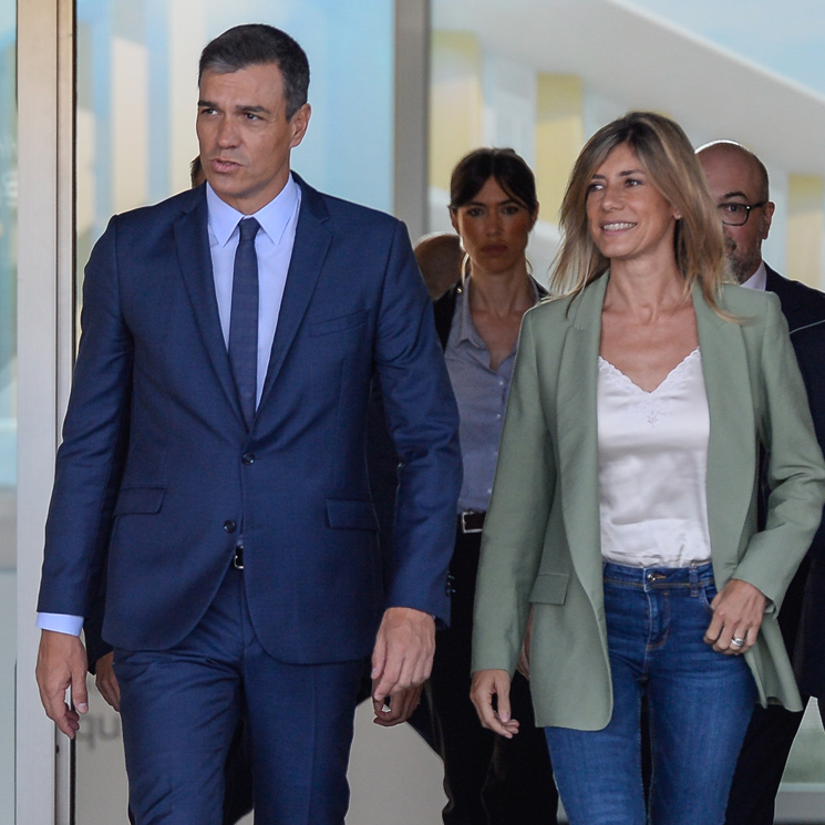 Pedro Sánchez y su mujer, Begoña Gómez, visitan a don Juan Carlos en el hospital