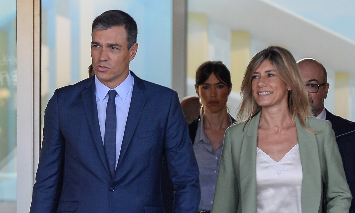 Pedro Sánchez y su mujer, Begoña Gómez, visitan a don Juan Carlos en el hospital
