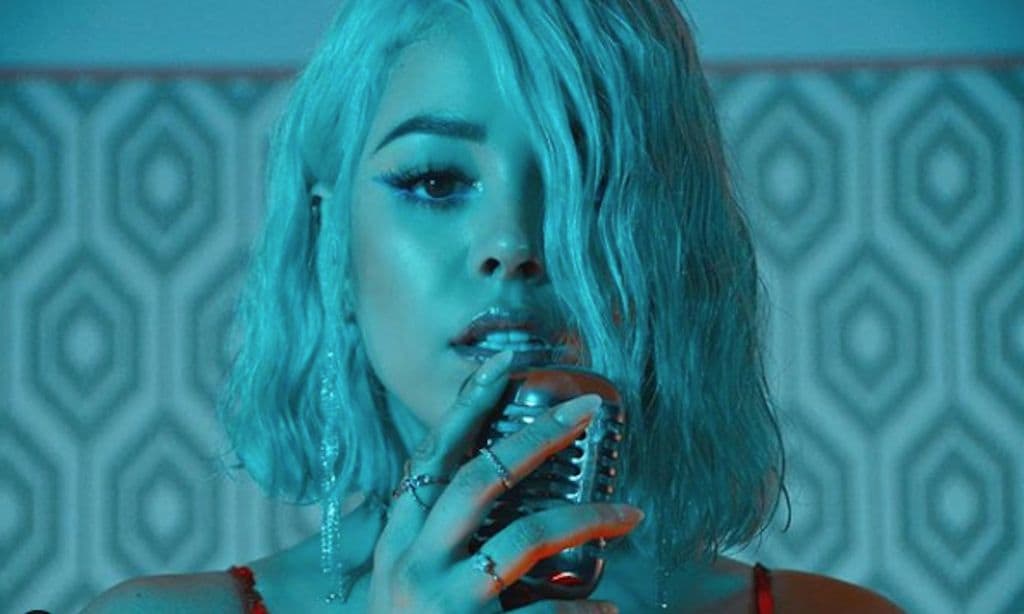 Danna Paola reúne a sus compañeras de 'Élite' en su último videoclip