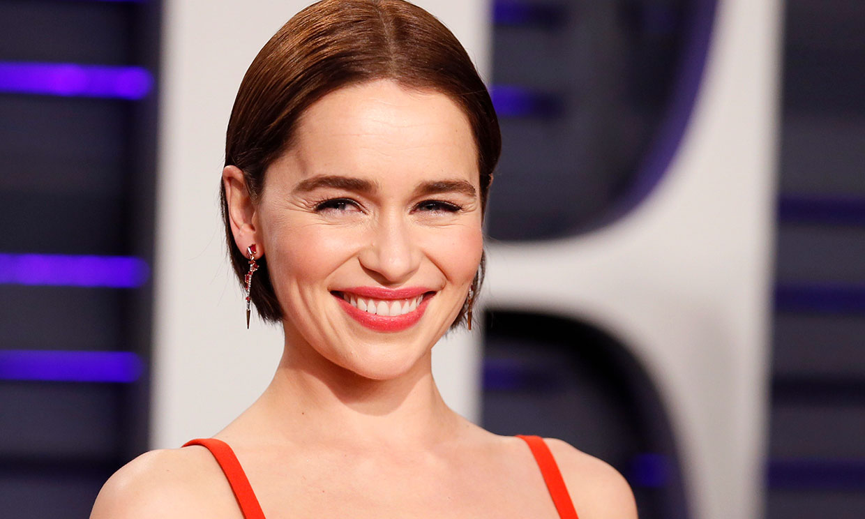 ¡Ni en 'Juego de Tronos'! Emilia Clarke y Rose Leslie, 'asaltadas' por varios monos en la India