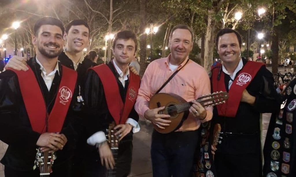 Kevin Spacey, un miembro más de la tuna al ritmo de 'La Bamba'