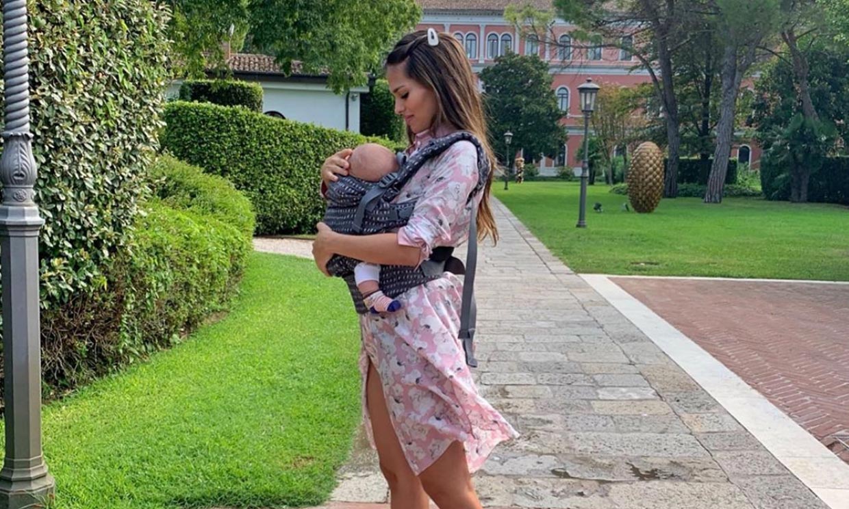 Sara Sálamo muestra cómo se pone en forma sin soltar a su bebé