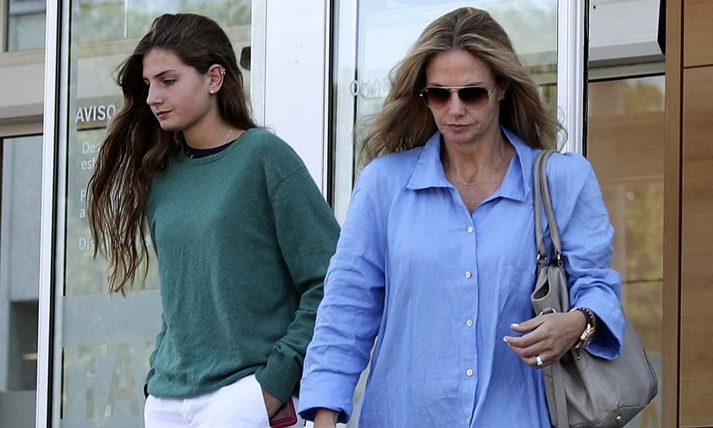 Amina Martínez de Irujo y su madre, Genoveva Casanova, en el hospital horas antes de su puesta de largo
