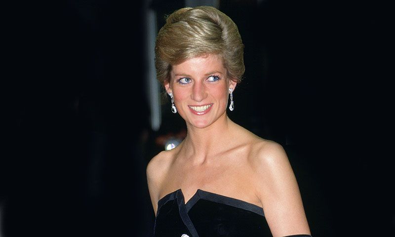 La historia del vestido con el que Diana de Gales inició su nueva era y que se expone en Casa ¡HOLA!
