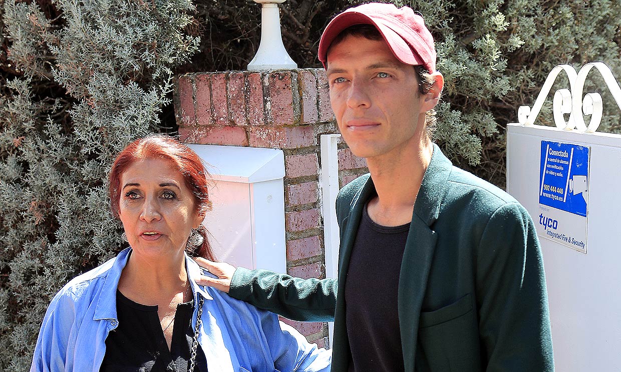El hijo de Camilo Sesto acude a la casa del cantante acompañado por su madre
